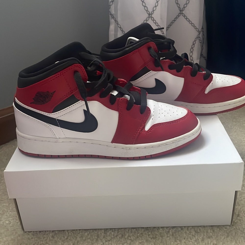 Women’s air Jordan 1 mid with box - Picture 3 of 5